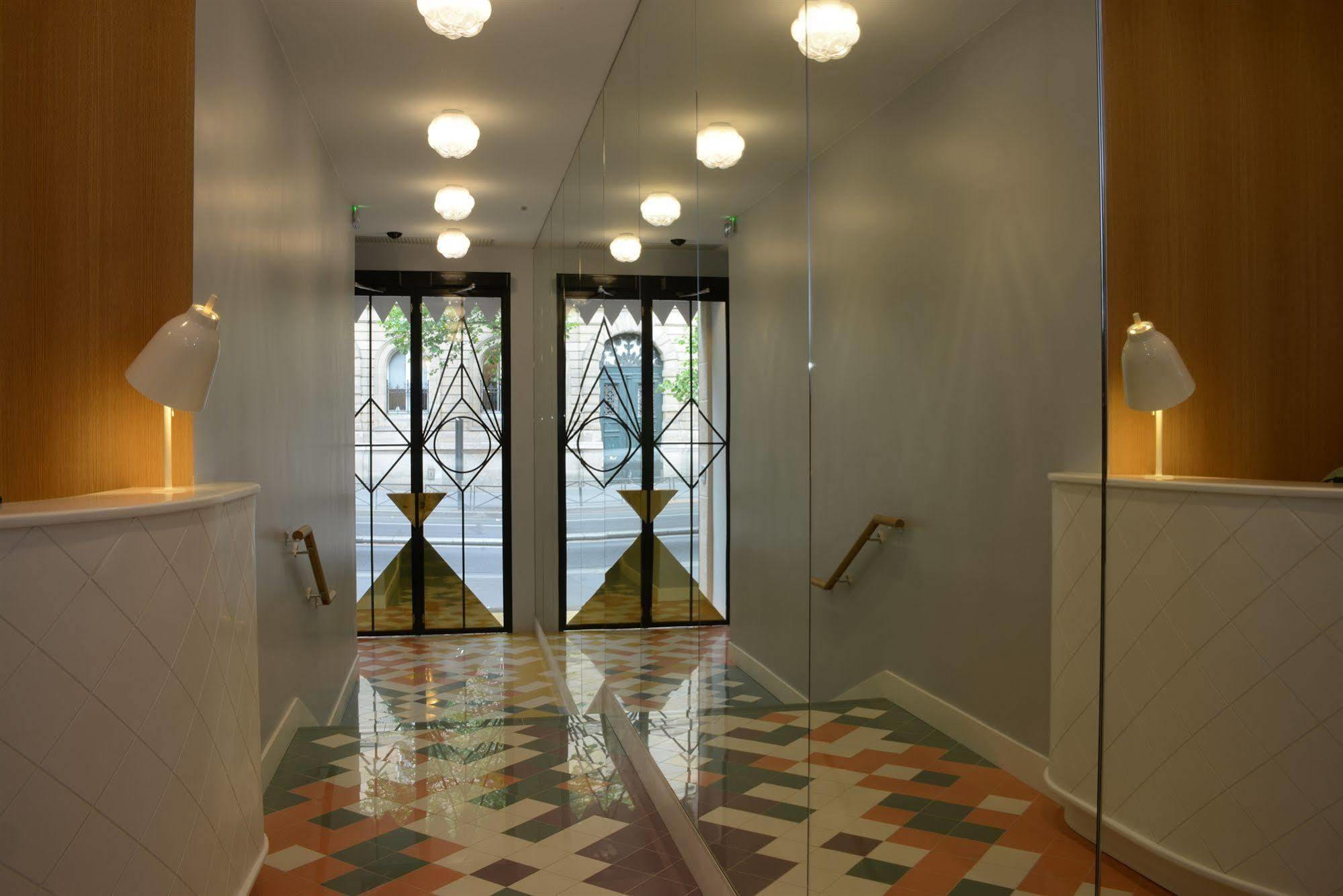Hotel Le Lapin Blanc Париж Екстериор снимка