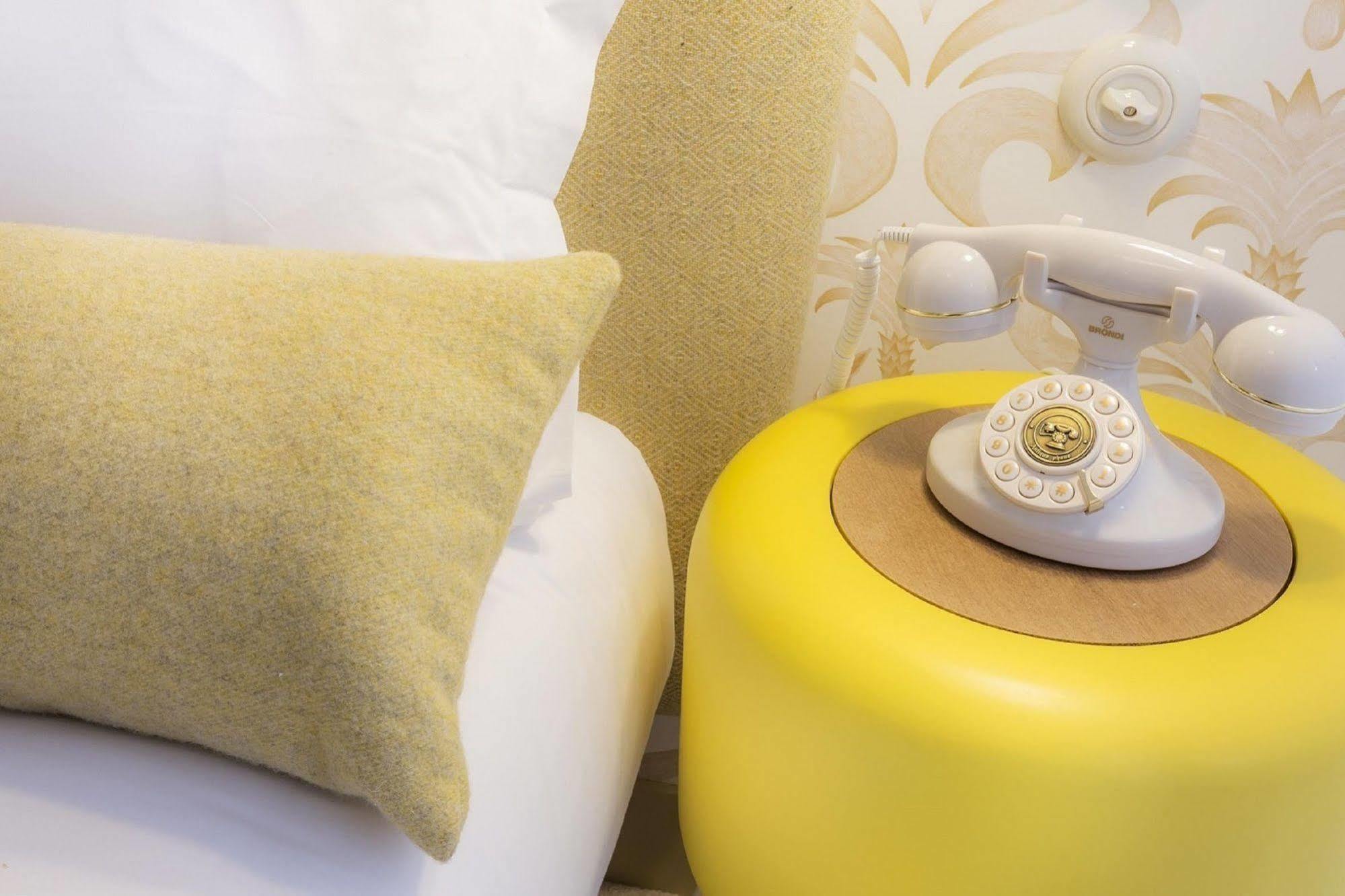 Hotel Le Lapin Blanc Париж Екстериор снимка